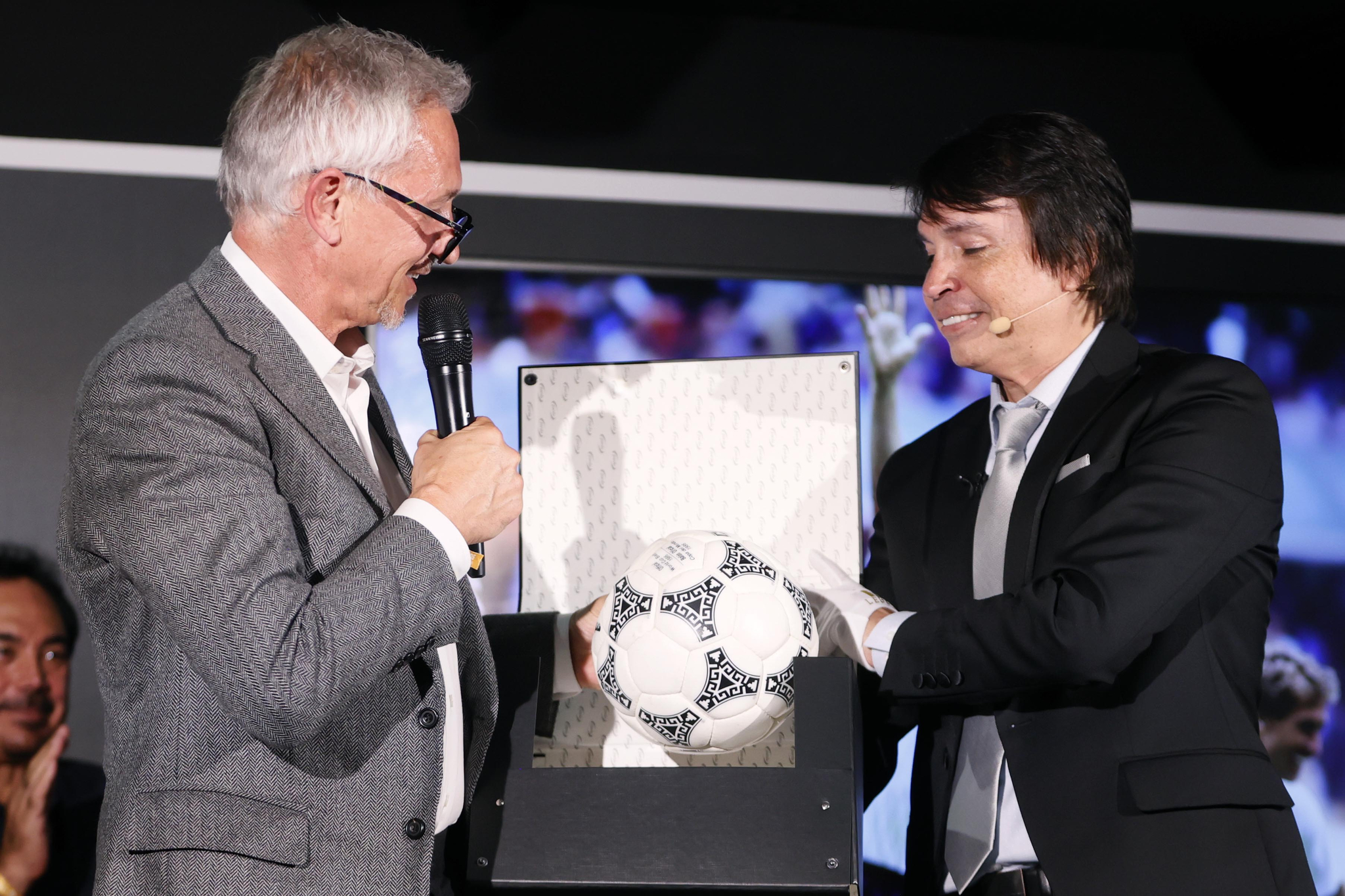 Ordás entrega a Lineker el balón de su hat-trick al Real Madrid.