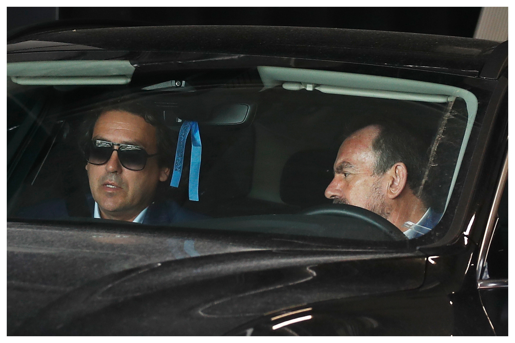 Ángel Torres y Juanma López, saliendo de las oficinas del Real Madrid.