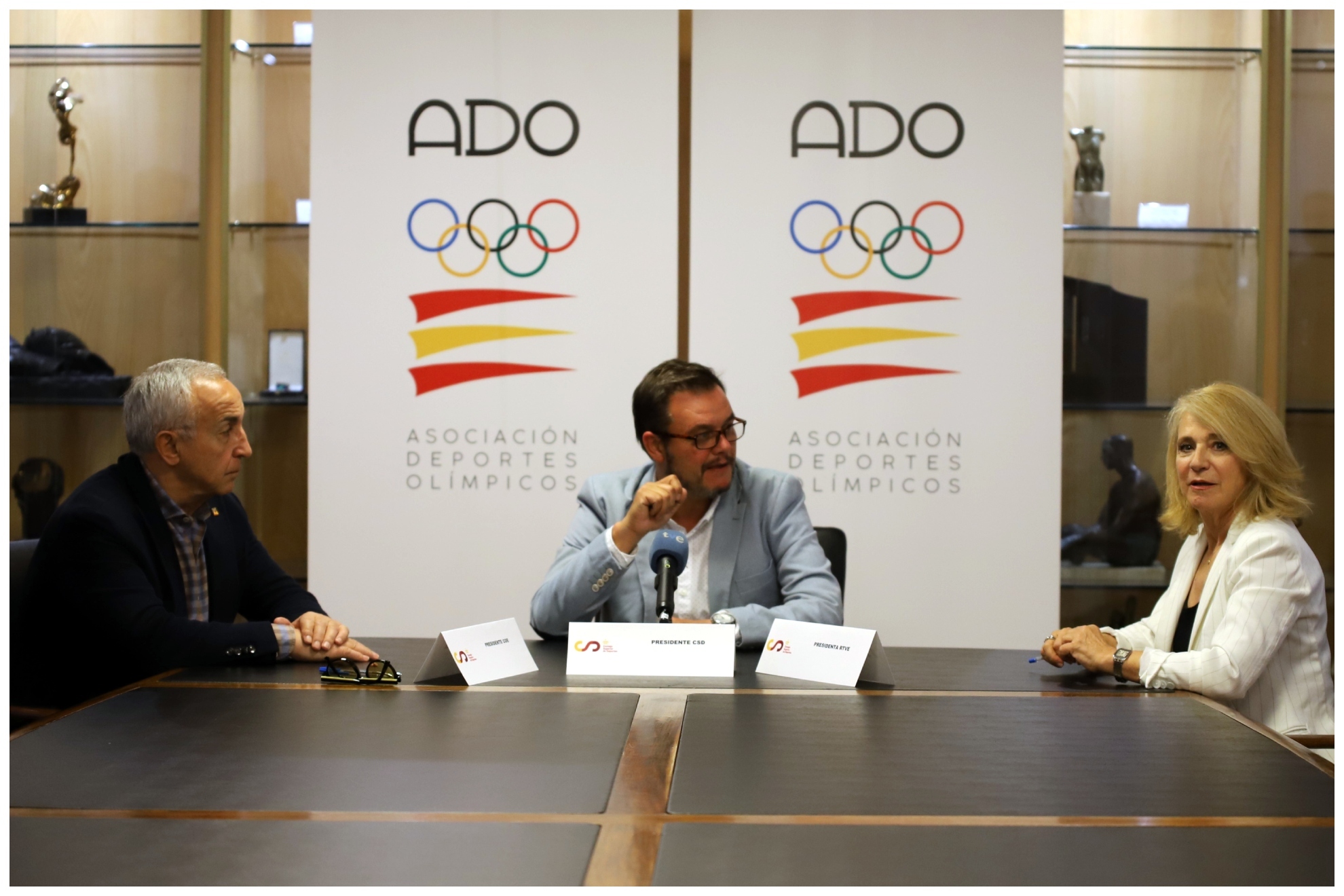 Víctor Francos Díaz, secretario de Estado para el Deporte y presidente del CSD; Alejandro Blanco, presidente del COE; y Elena Sánchez Caballero, presidenta interina de RTVE.