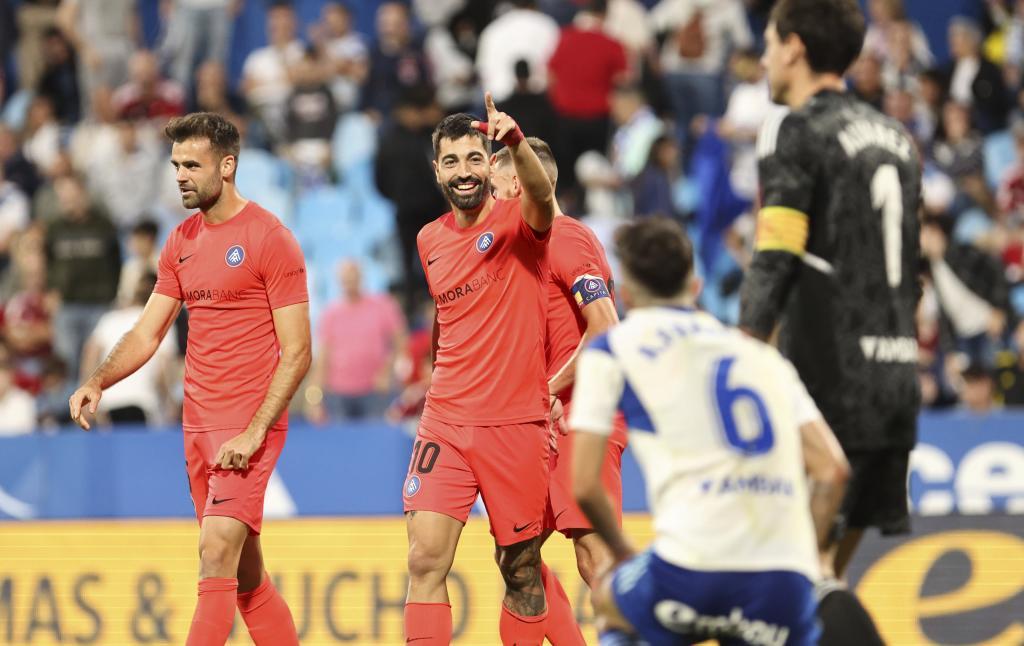 Carlos Martínez celebra su gol con el Andorra en La Romareda
