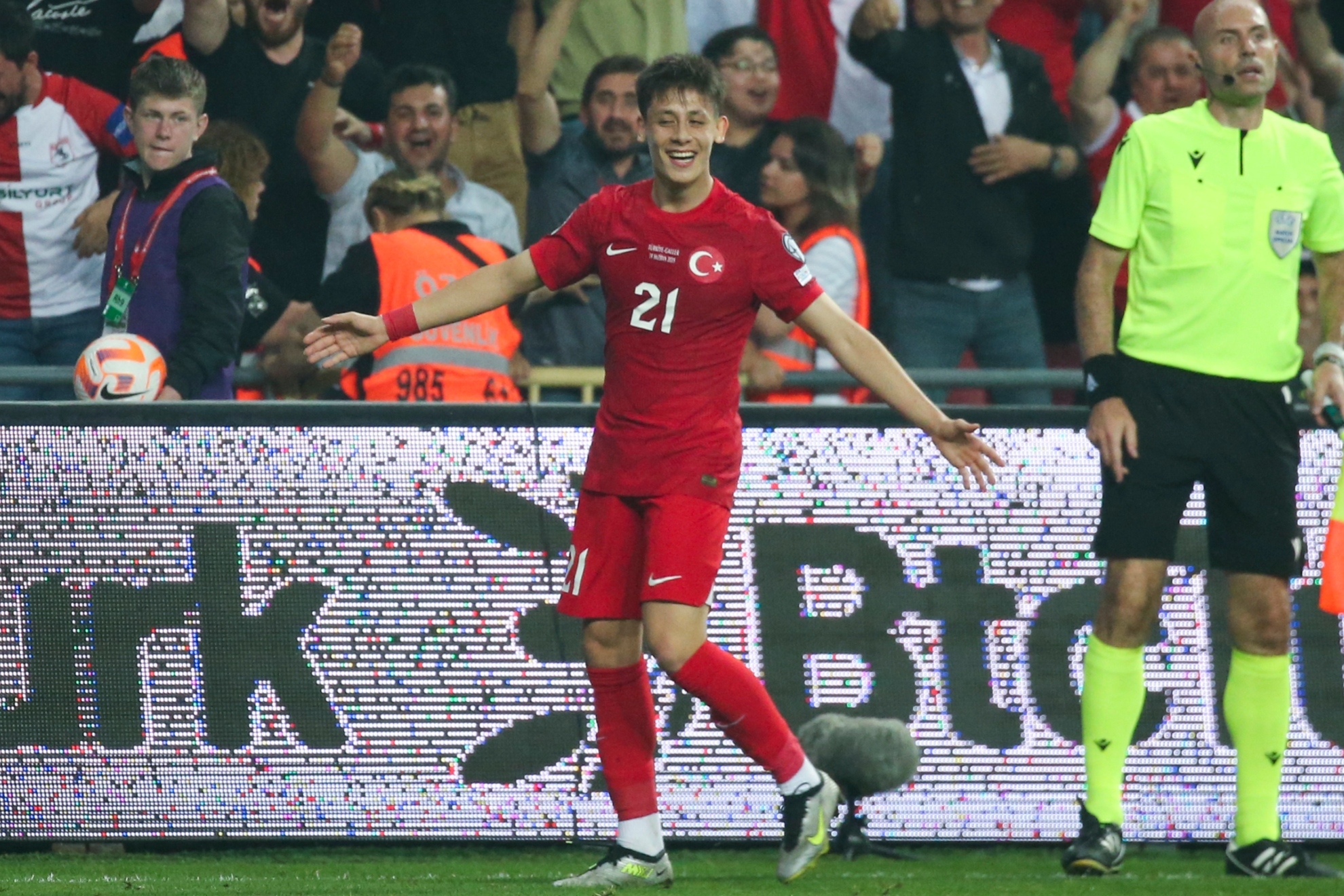 Arda Güler celebra su gol contra Gales.