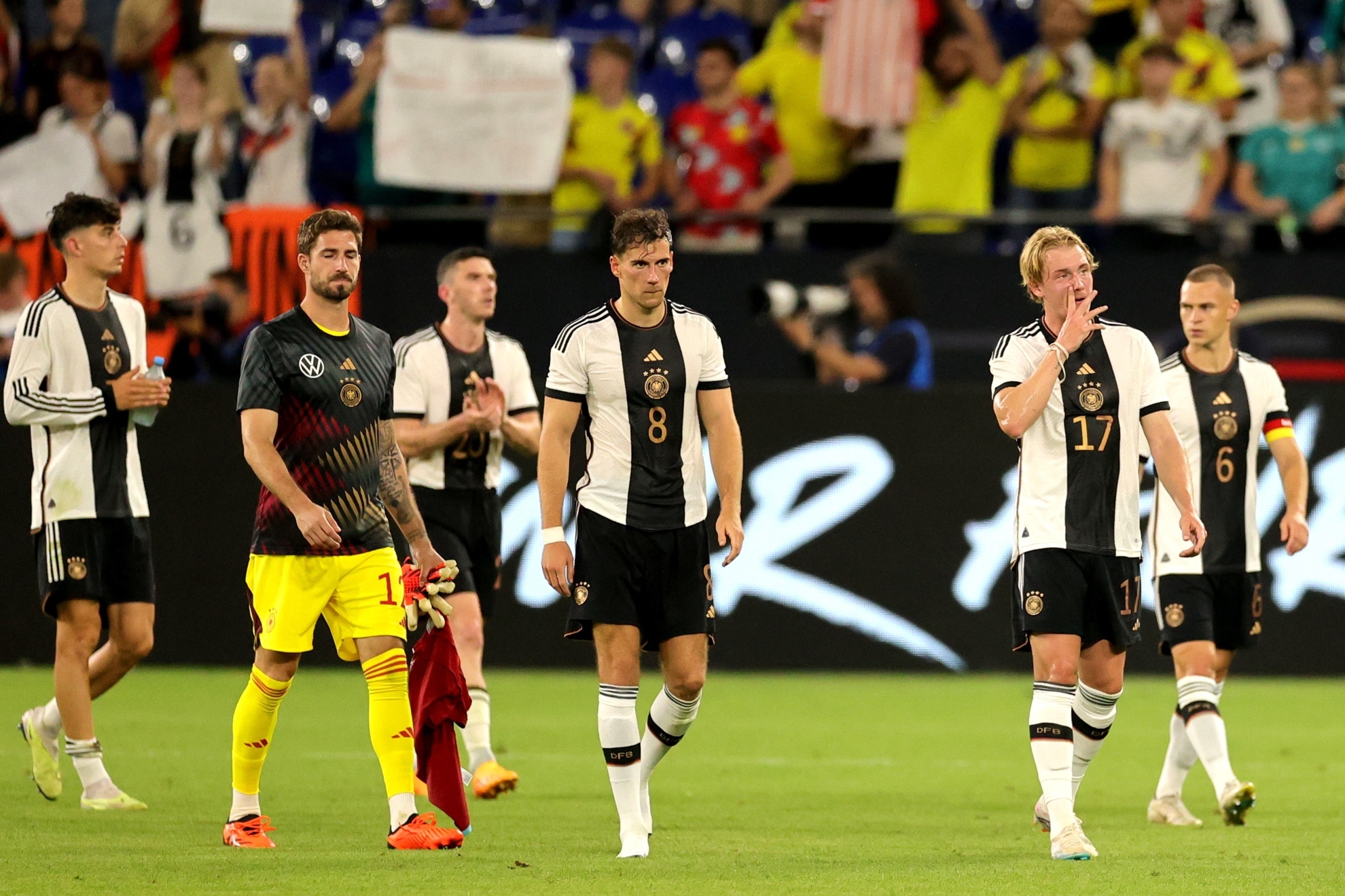 Los jugadores de Alemania se lamentan ante Colombia.