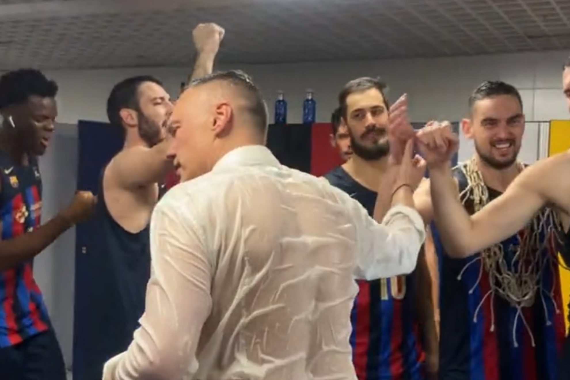 La celebración del Barça desde dentro: ¡Jasikevicius empapado!
