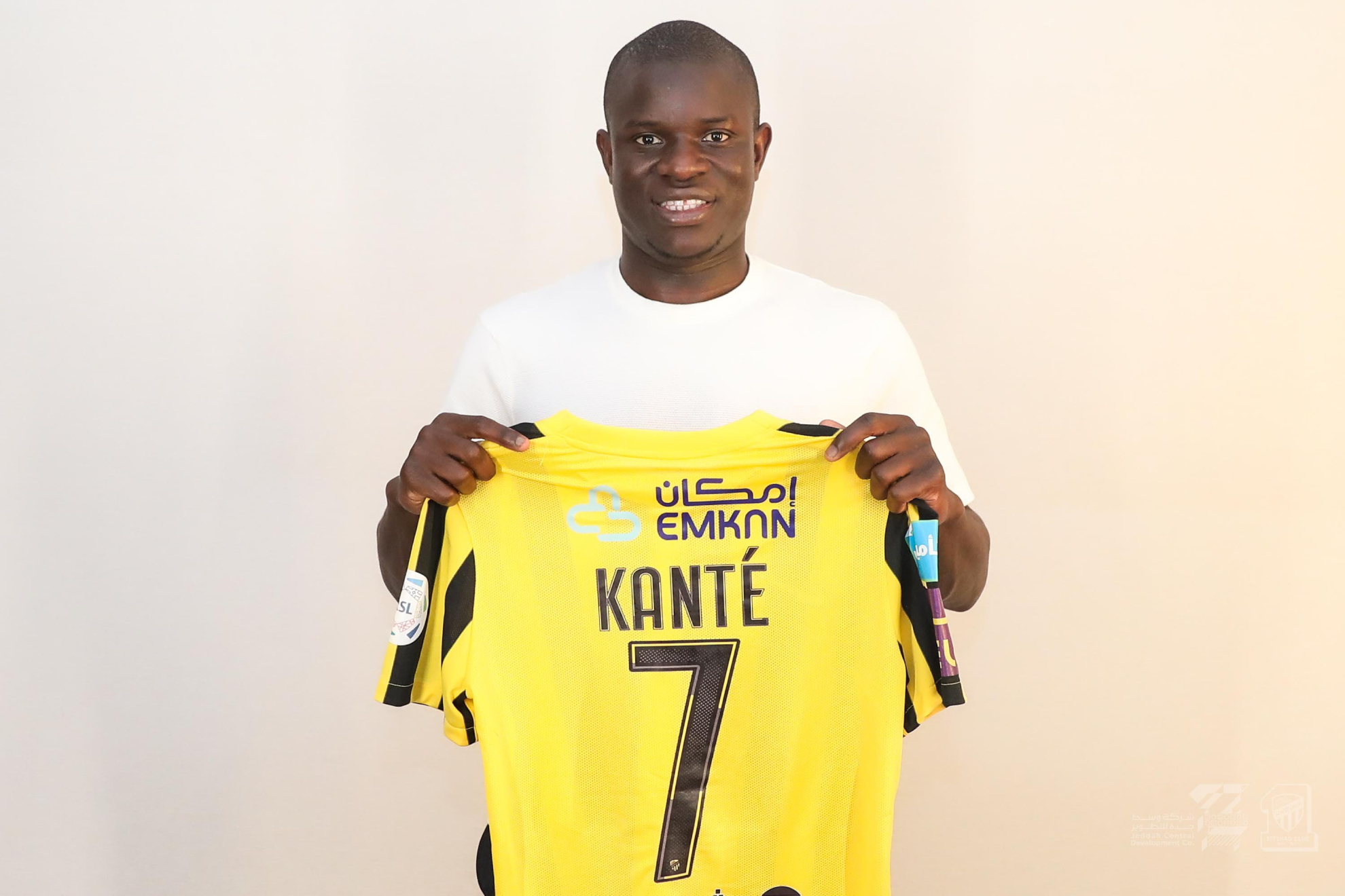 N'Golo Kanté posa con la camiseta de su nuevo equipo.