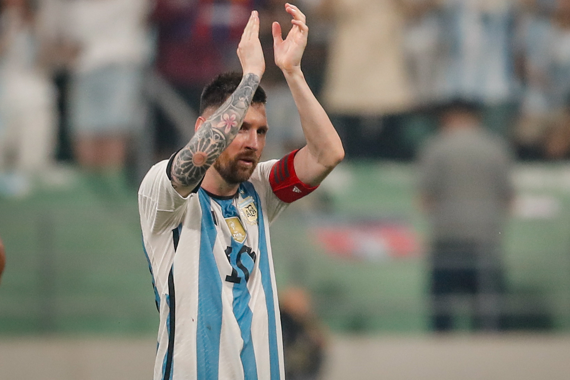 Messi saluda a los aficionados tras el amistoso de Argentina frente a Australia.