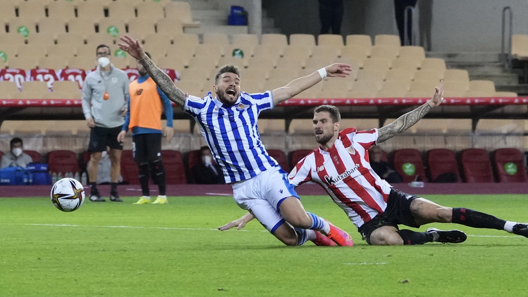 Portu cae tras la entrada de Iñigo Martínez, en la final de Copa que gano la Real.
