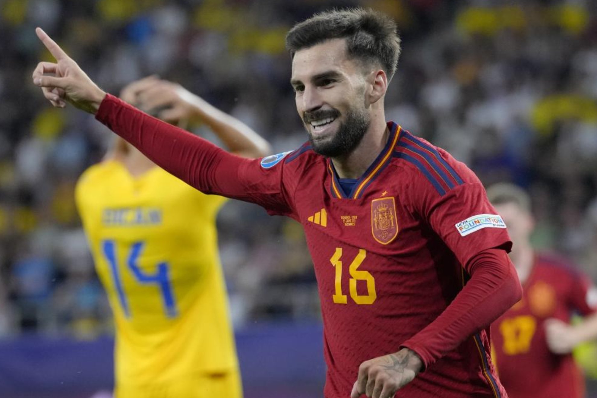 Álex Baena celebra el primer gol de España
