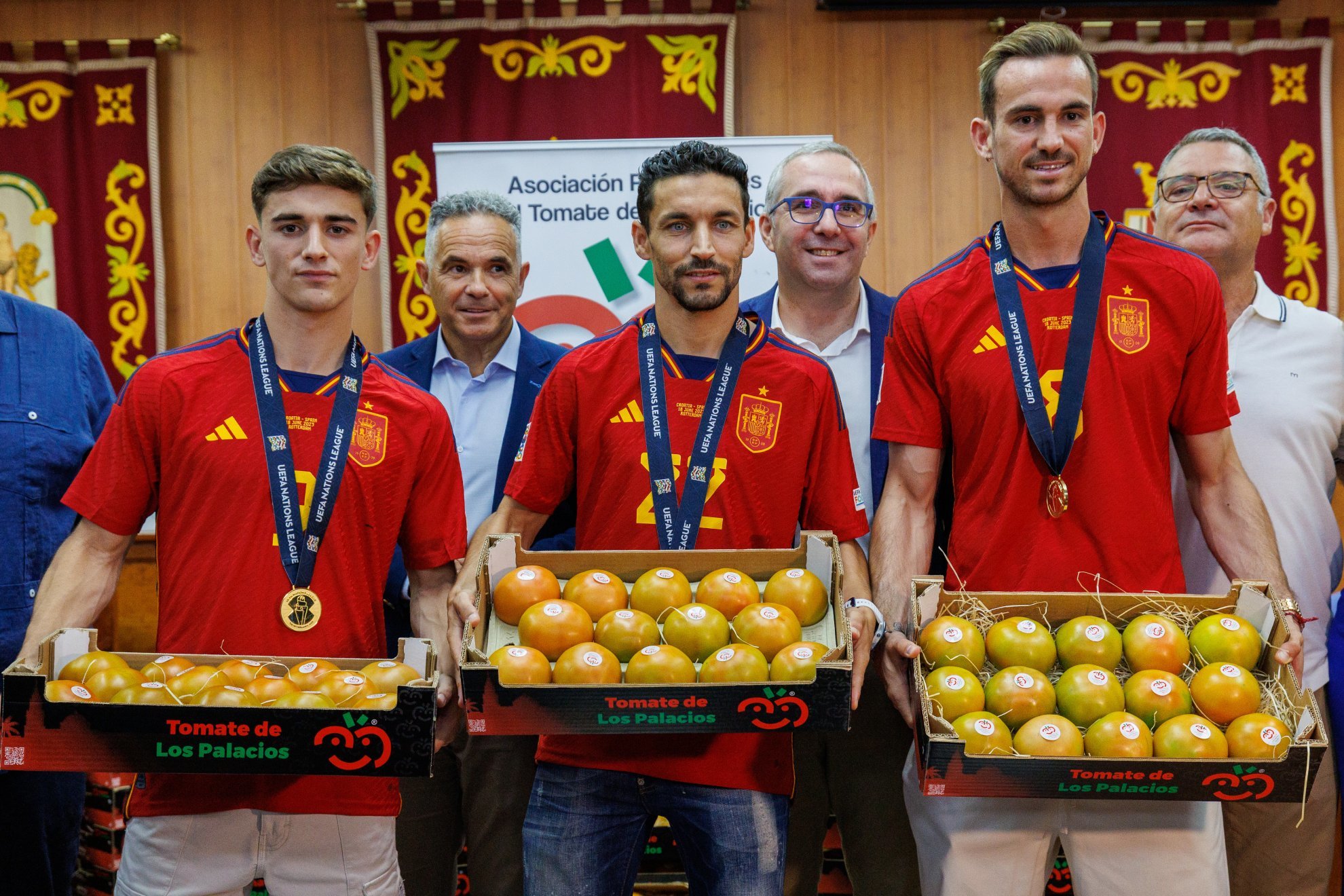 Gavi, Jesús Navas y Fabián reciben su peso en tomates.