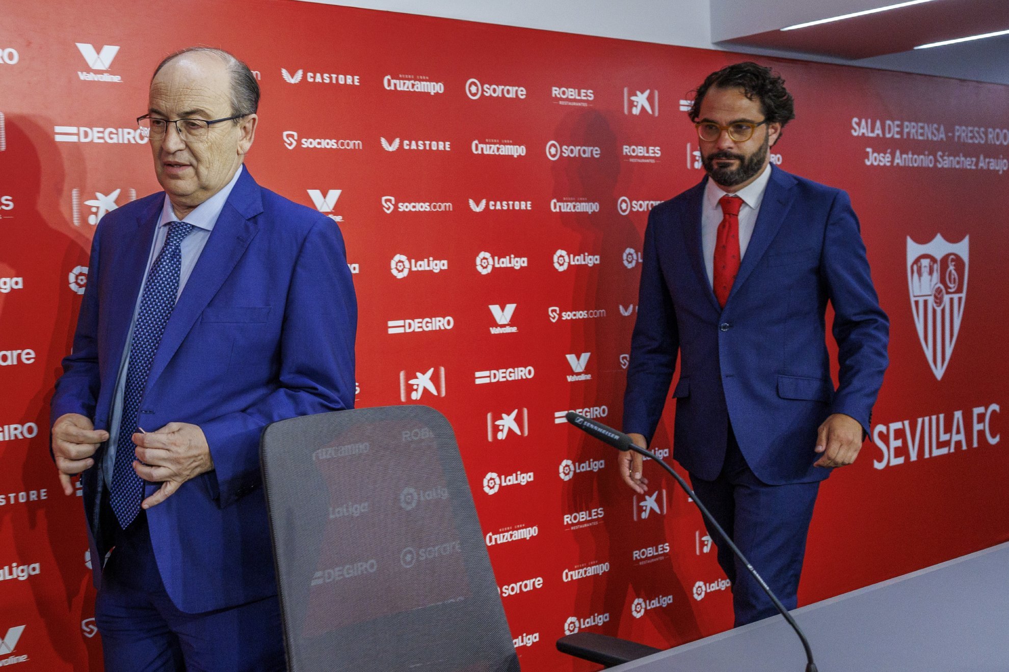 El presidente del Sevilla, Pepe Castro, y Víctor Orta, en la presentación del director deportivo.