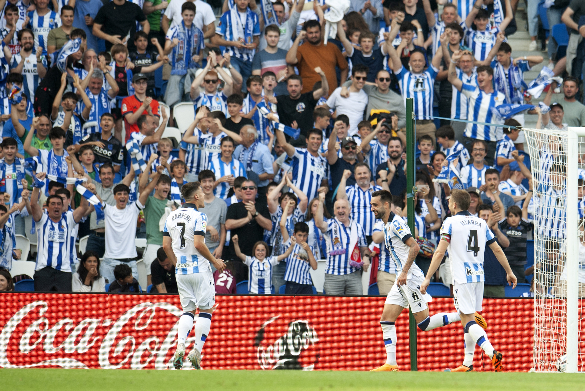 Los jugadores de la Real celebran un gol contra el Sevilla en Anoeta.