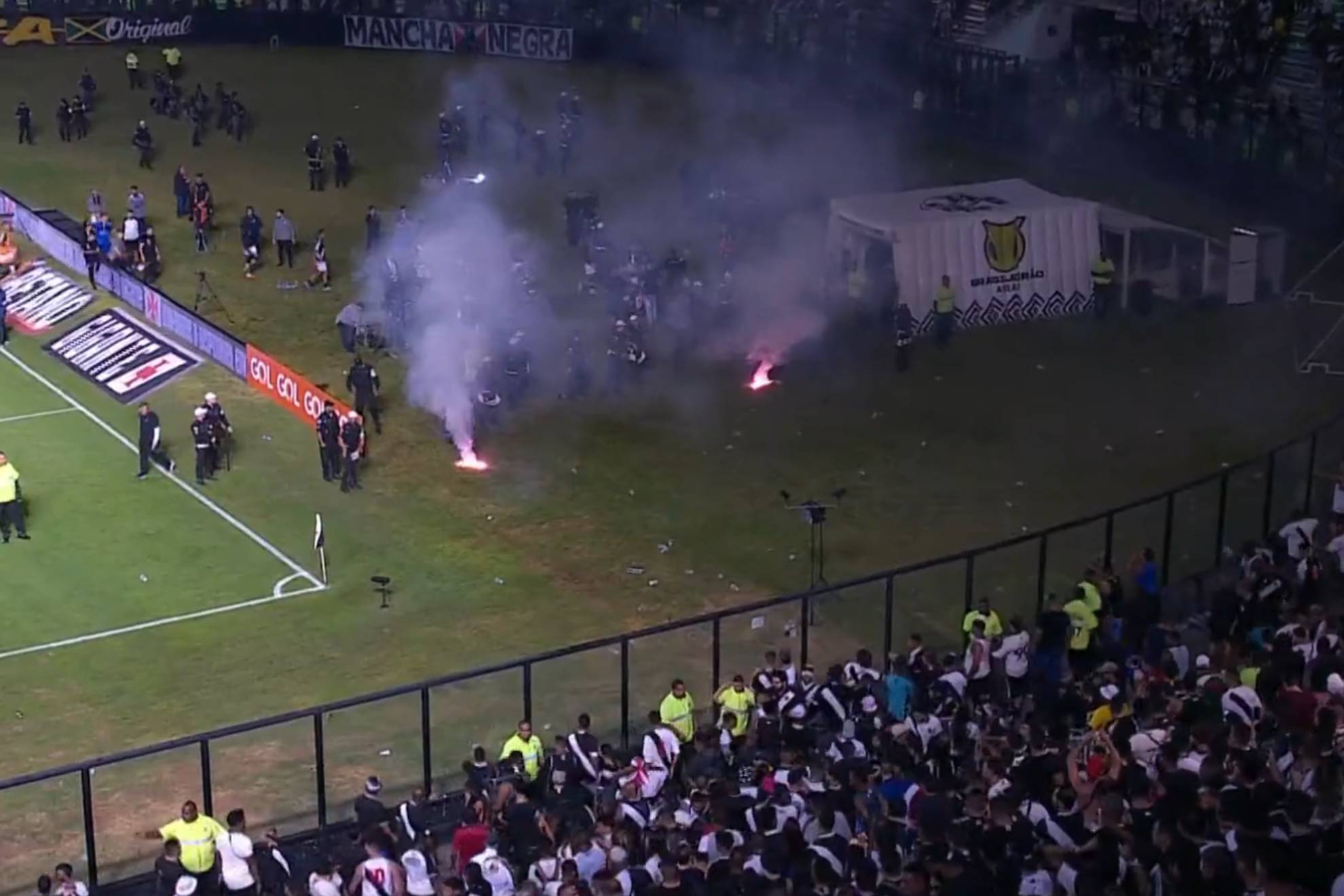 Fuegos y trifulca en el estadio del Vasco da Gama tras el partido contra el Goiás