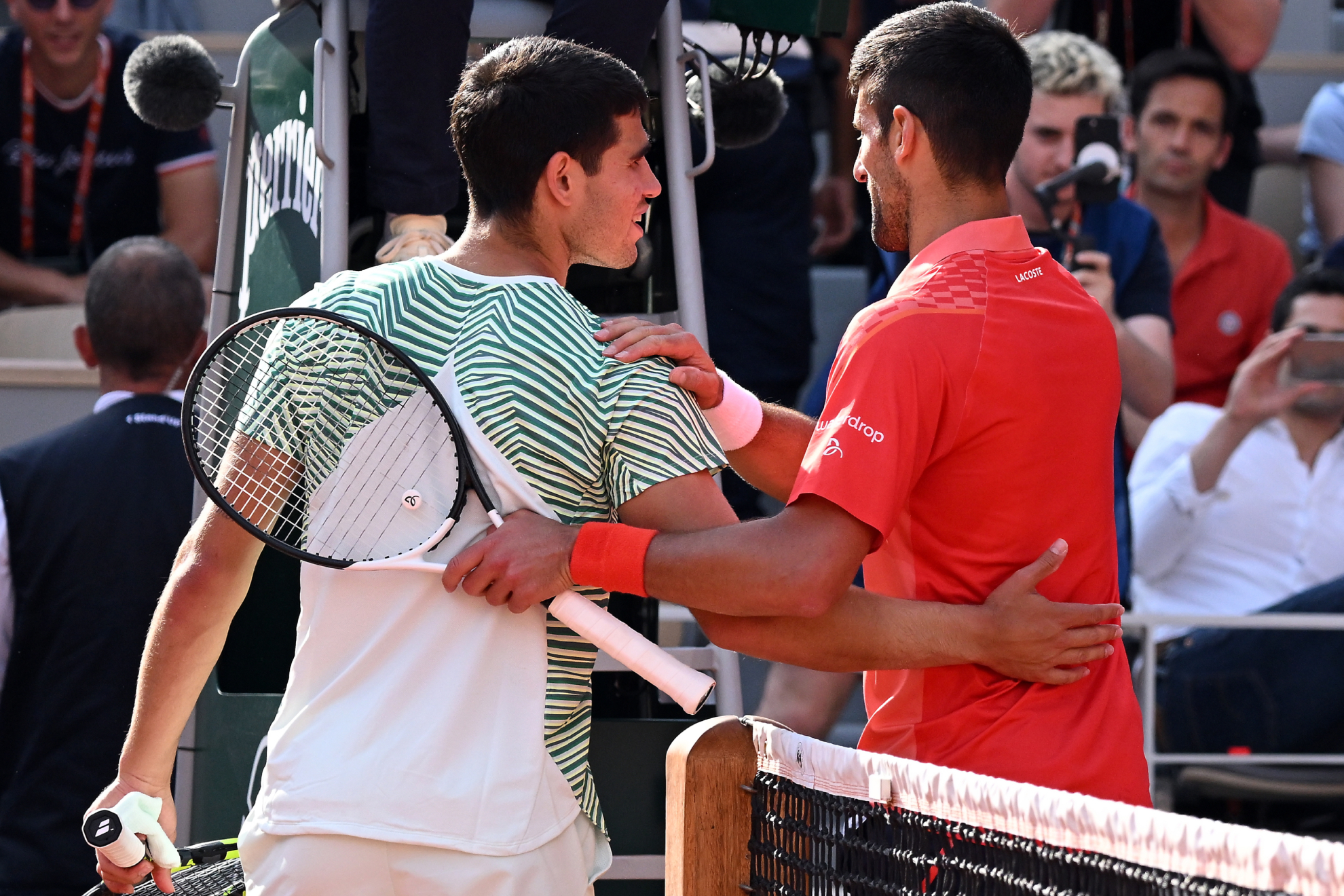 Carlos Alcaraz y Novak Djokovic se saludan tras la semifinal de Roland Garros.