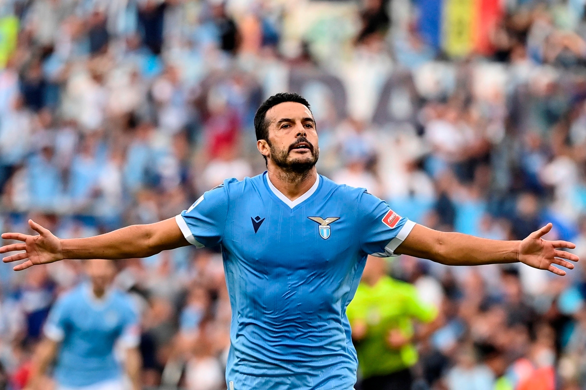 Pedro celebra el gol que el marcó a la Roma en el derbi de esta temporada/EFE