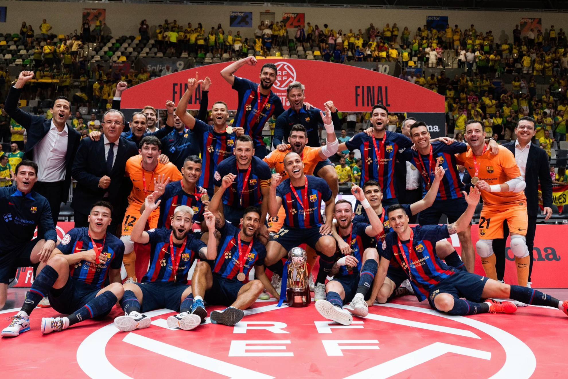 Los jugadores del Barcelona celebran el título de Liga de Fútbol sala conquistado ante el Jaén. FCB