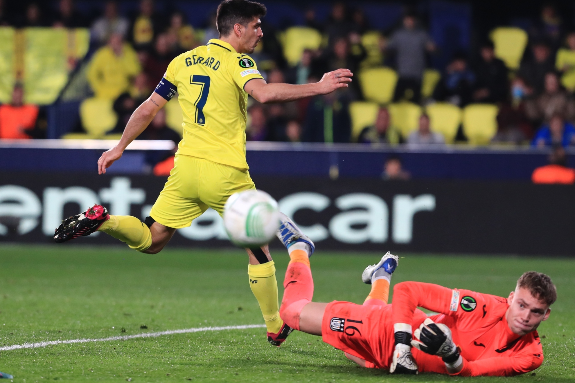 Bart Verbruggen evita un gol de Gerard Moreno ante el Villarreal.
