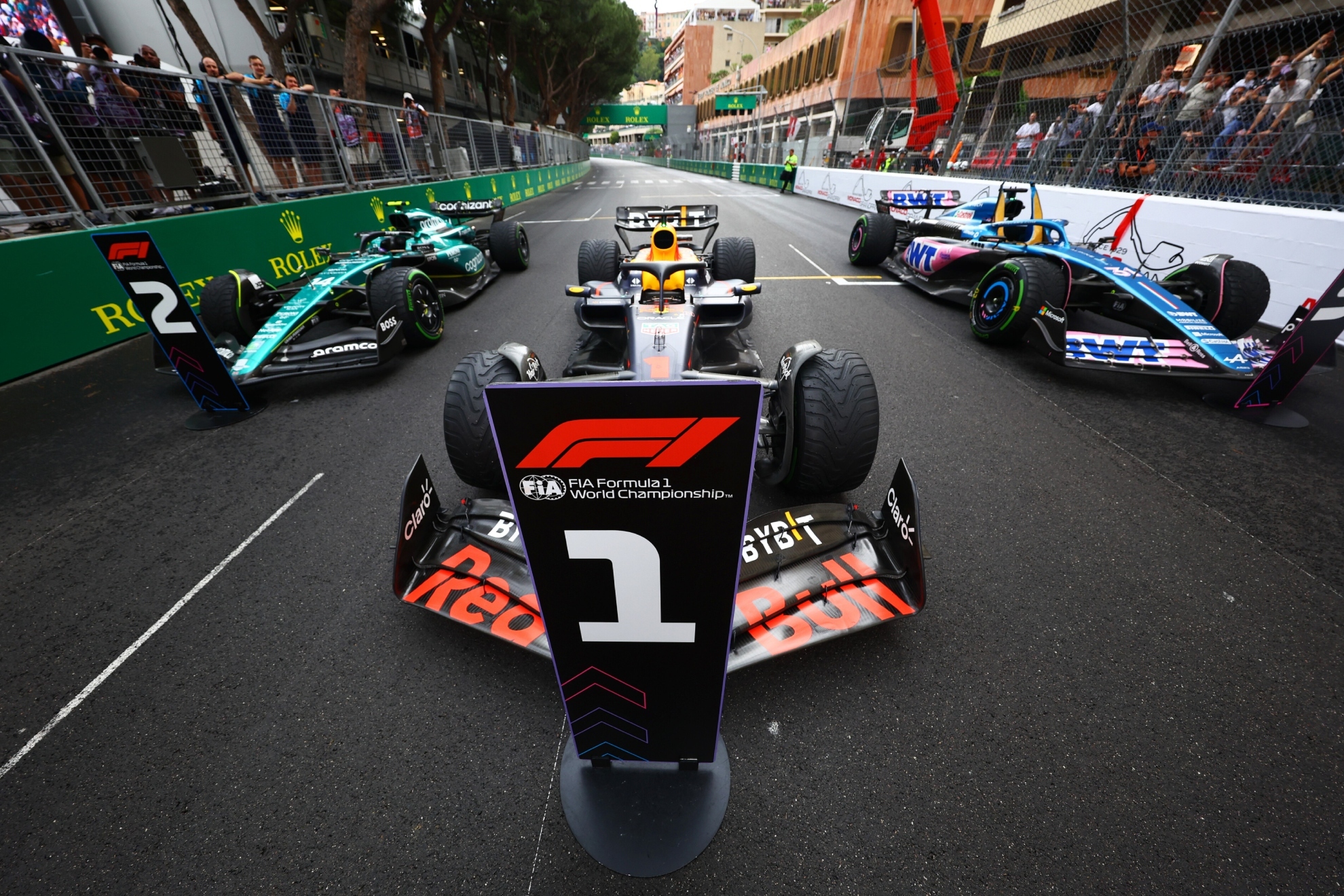 El Aston Martin de Alonso, el Red Bull de Verstappen y el Alpine de Ocon, en Mónaco.