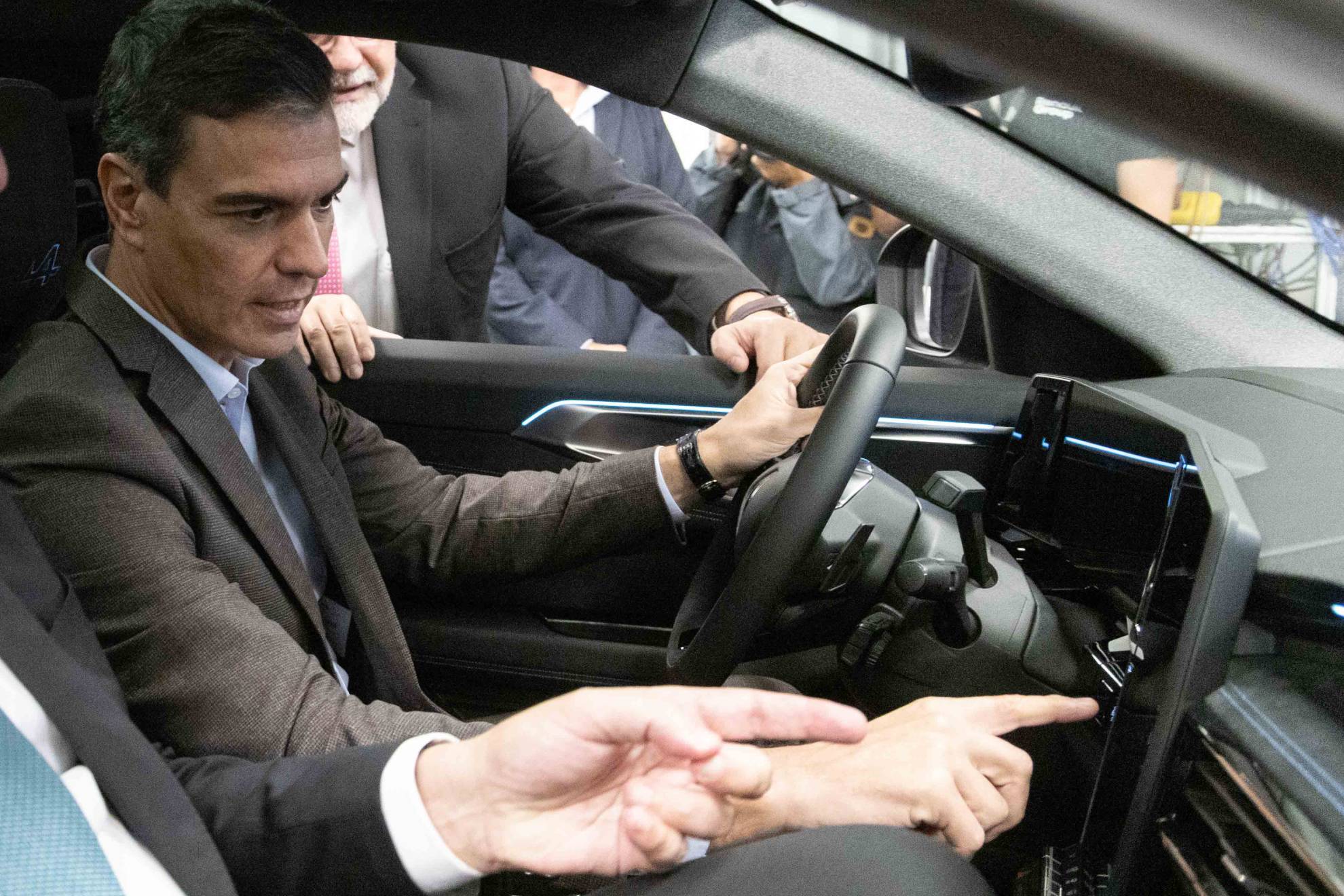 Sánchez, en una visita a la sede de Renault en España.