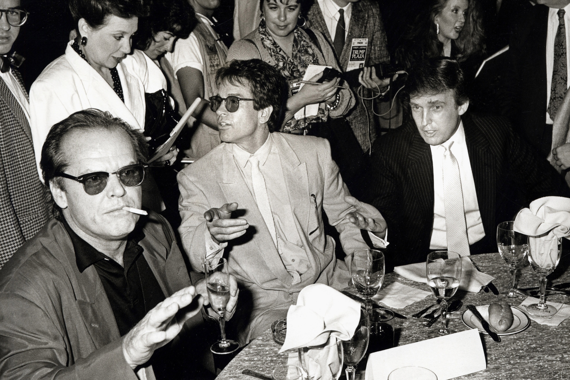 Jack Nicholson, Warren Beatty y Donald Trump antes del combate entre Mike Tyson y Michael Spinks. A la derecha de Trump se encontraba Paul Simon, fuera de esta imagen.