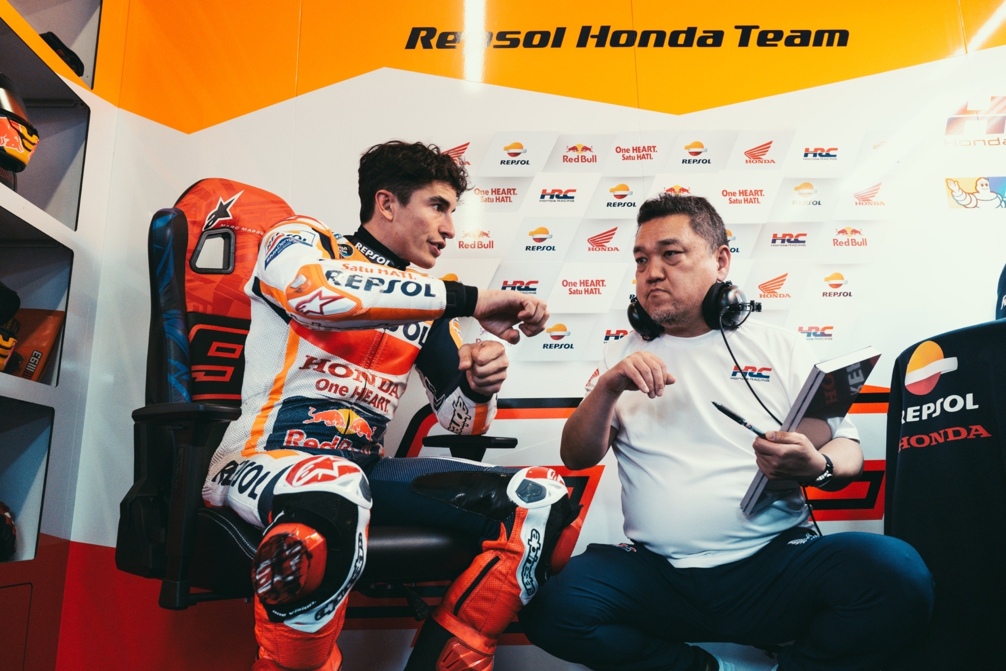 Marc Márquez habla con Ken Kawauchi, el nuevo director técnico de Honda.