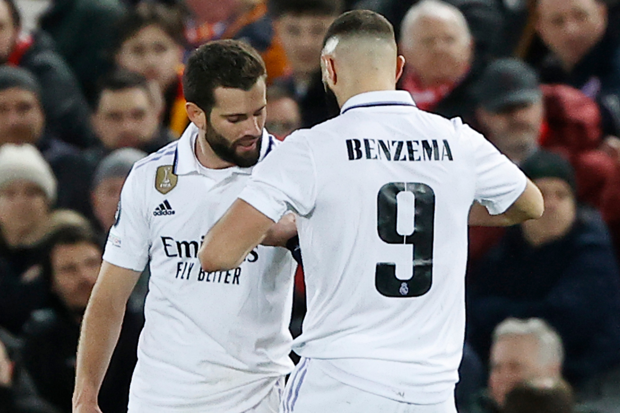 Benzema coloca el brazalete de capitán a Nacho/ÁNGEL RIVERO
