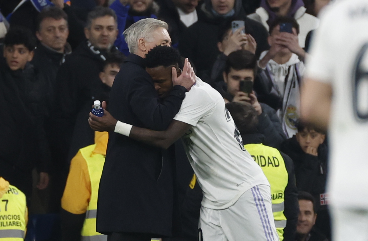 Vinícius se abraza con Ancelotti en un partido con el Real Madrid.