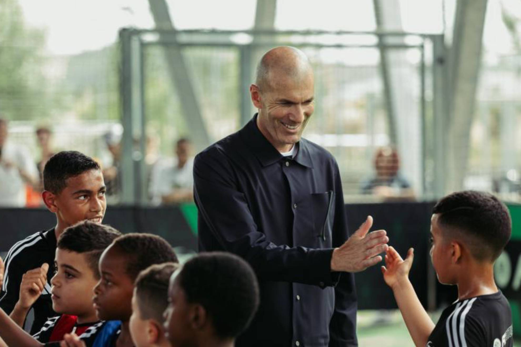 Zidane, con los niños en su complejo deportivo y de formación Z5.