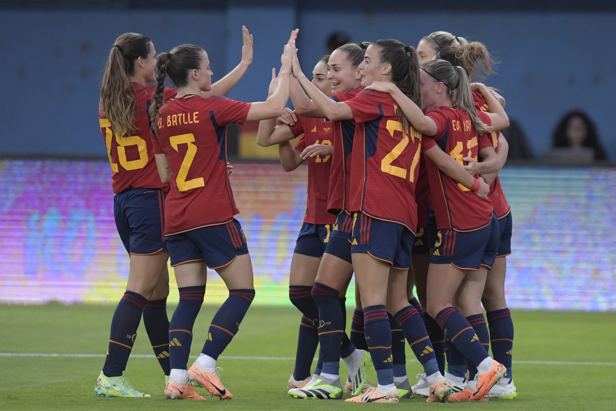 Las jugadoras de España celebran el 2-0 de Alexia.