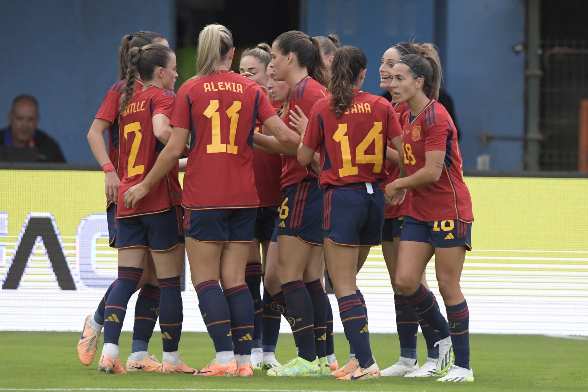 Las jugadoras de España celebran el primer gol de Esther.