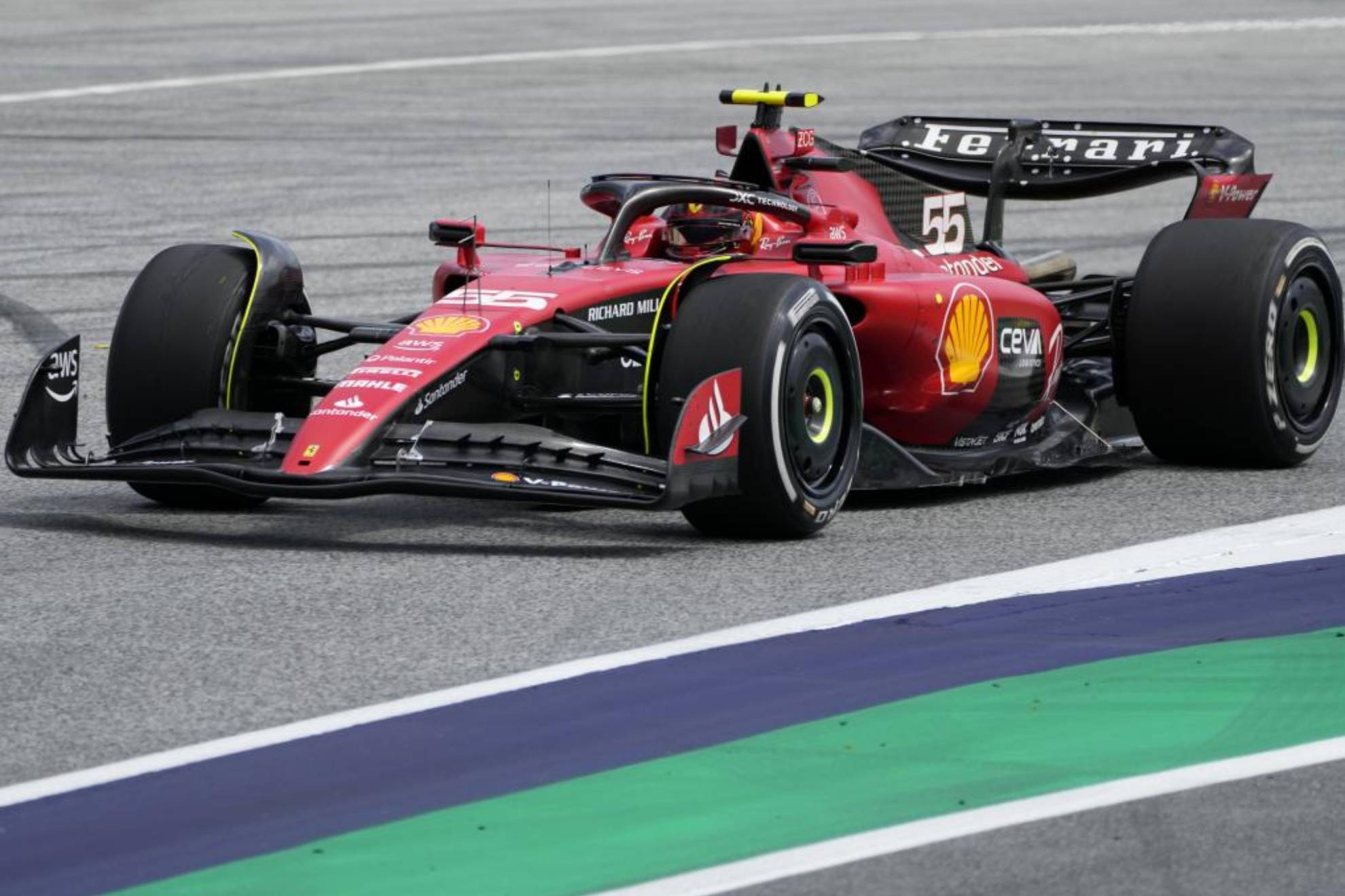 Carlos Sainz, con las nuevas piezas en los Libres 1 del GP de Austria 2023.