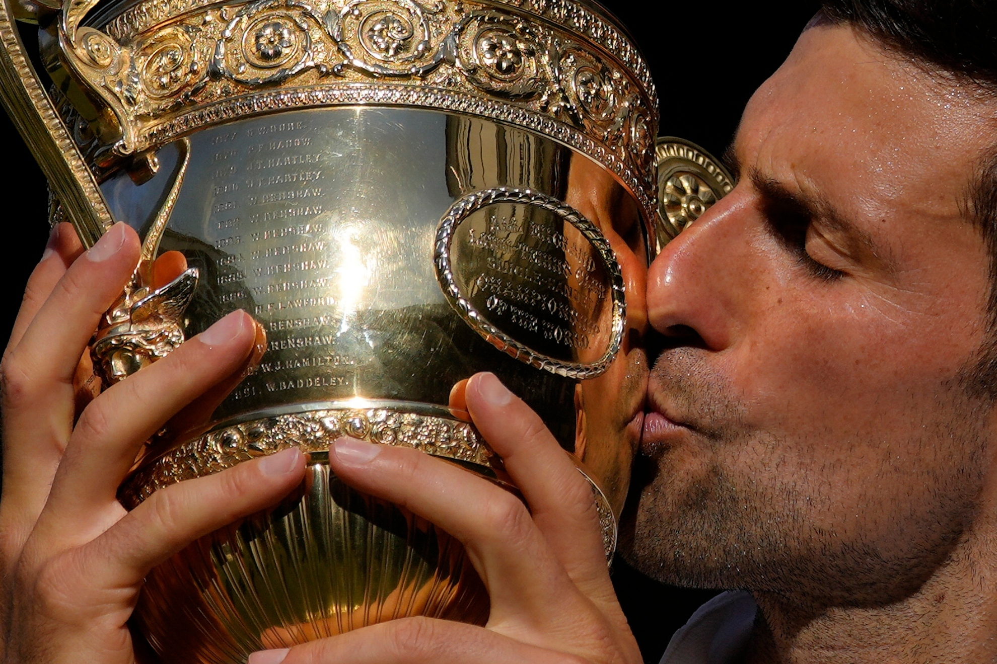 Djokovic besa el trofeo de Wimbledon