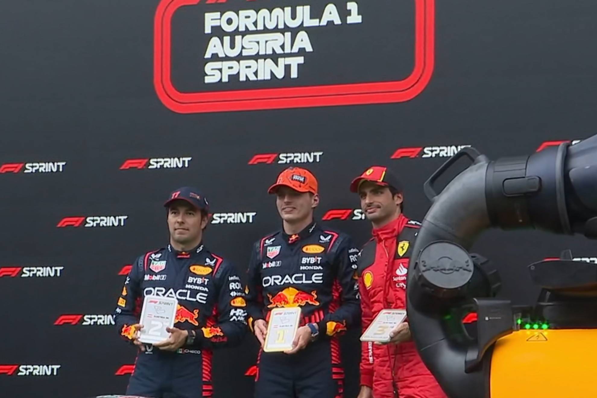 Sainz, junto a Verstappen y Checo al final del Sprint de Austria 2023.