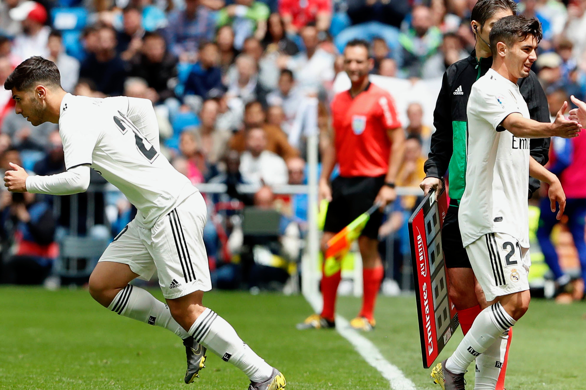 Asensio entrando por Brahim en un partido del Real Madrid.