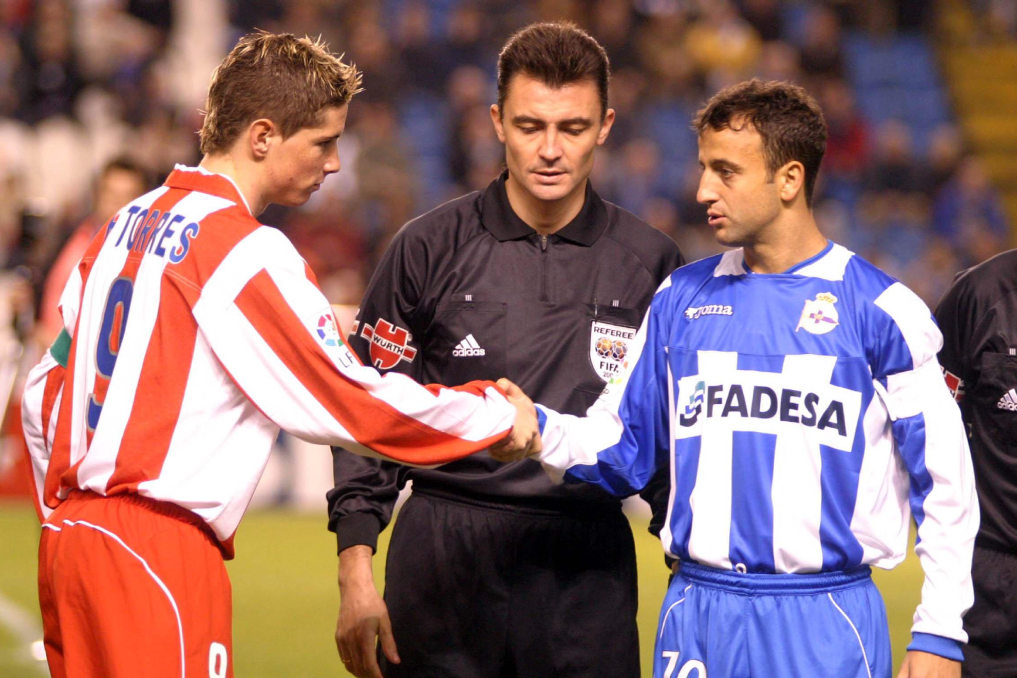Fran González, durante su etapa como capitán del Deportivo saludando a Fernando Torres
