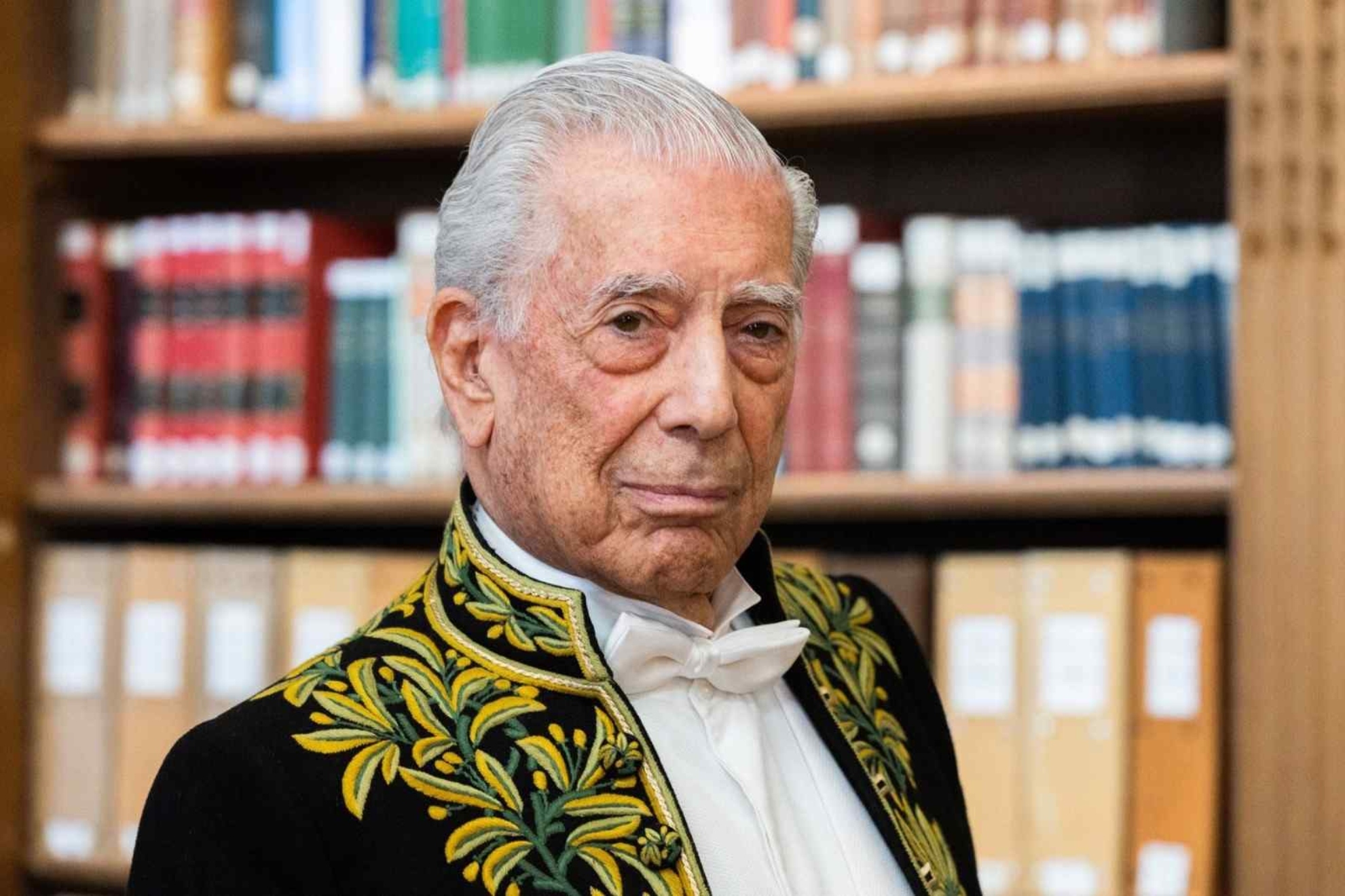 Mario Vargas Llosa, hospitalizado por un problema de salud que se le repite.