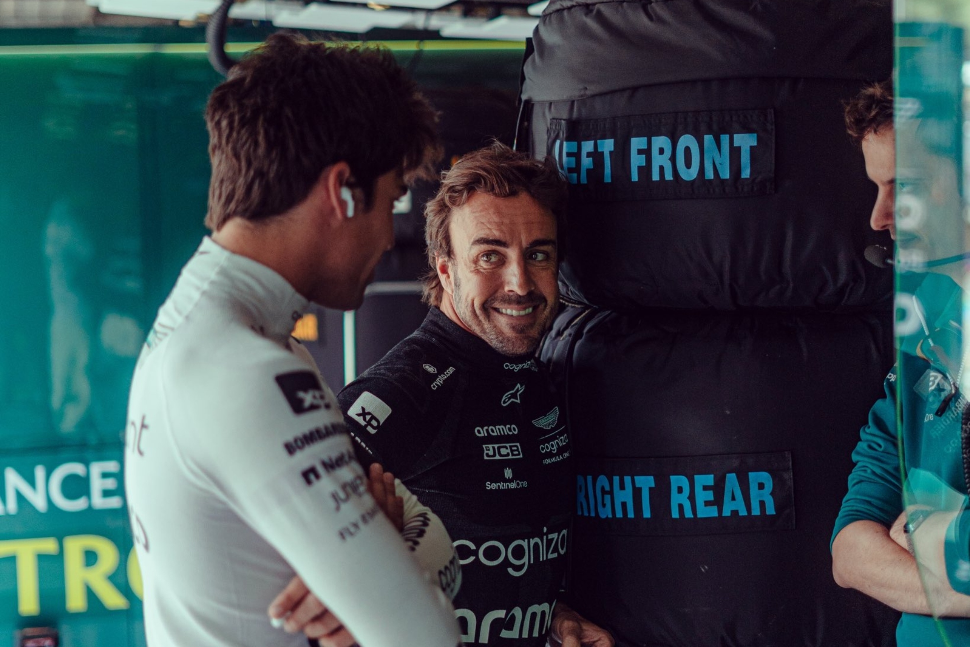 Stroll y Alonso en el box de Aston Martin durante el fin de semana en Spielberg