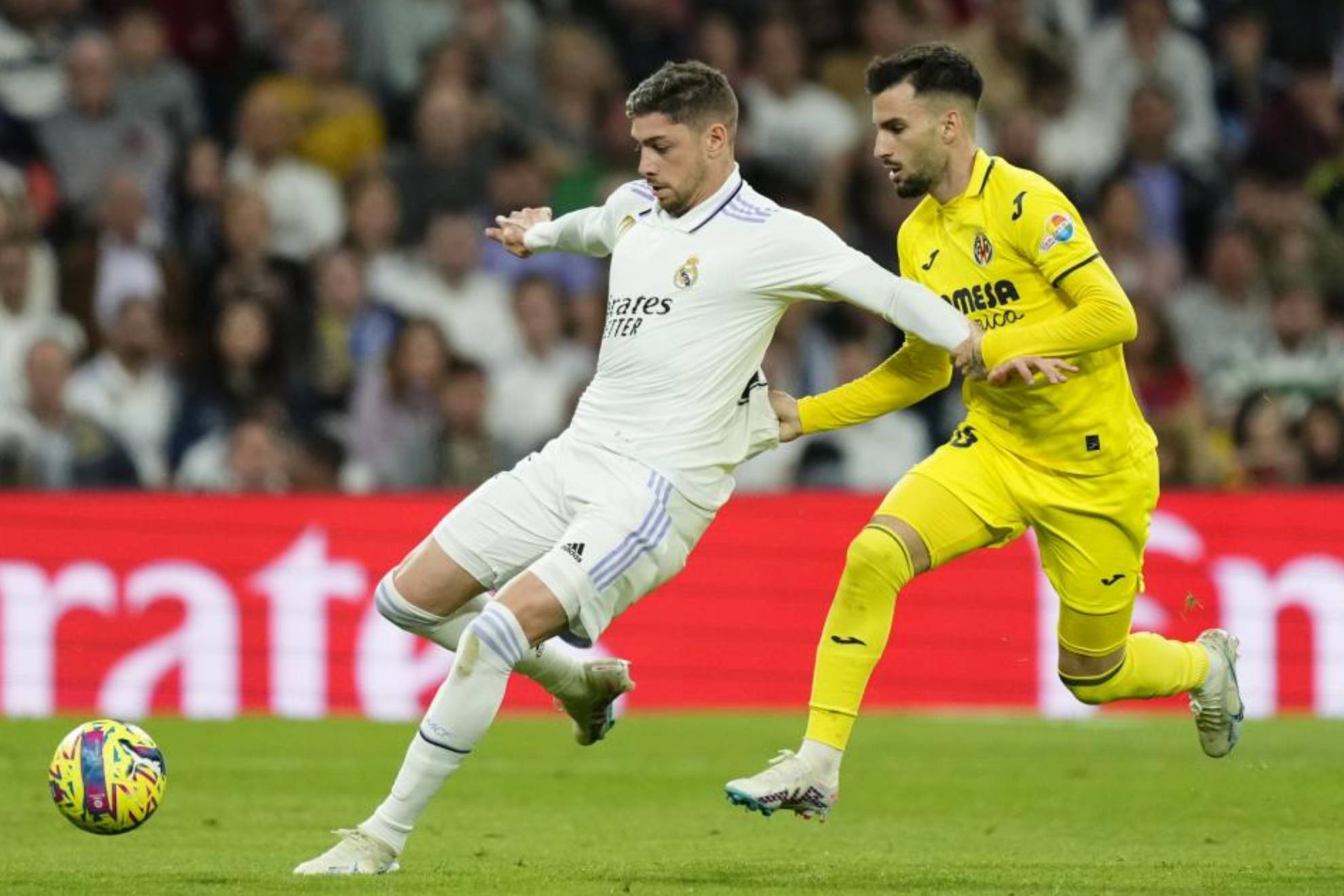 Baena trata de frenar a Valverde en el Real Madrid-Villarreal del Bernabéu.
