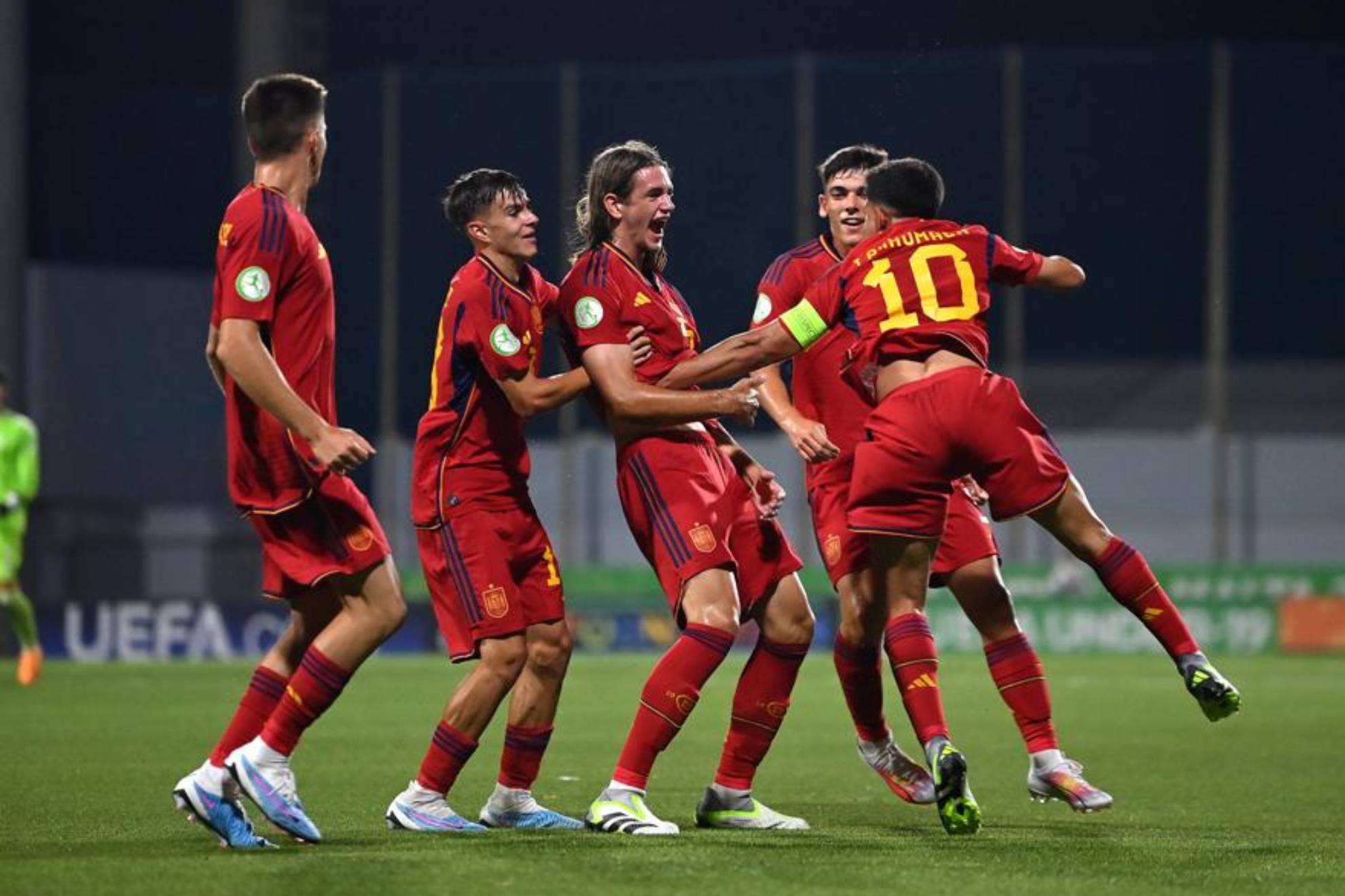 Los jugadores espaoles celebran el primer gol.