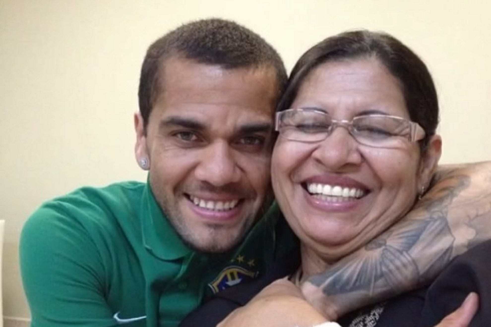 Dani Alves y su madre, en las redes sociales.