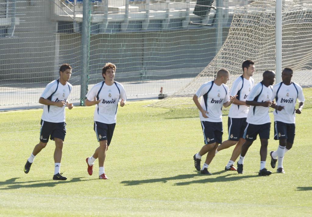 Cristiano, Kak�, Benzema, Albiol, Lass y Diarra corriendo durante un entreno de la temporada 09/10.
