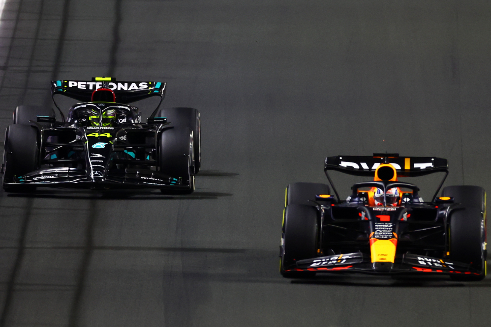 Verstappen, perseguido por Hamilton.