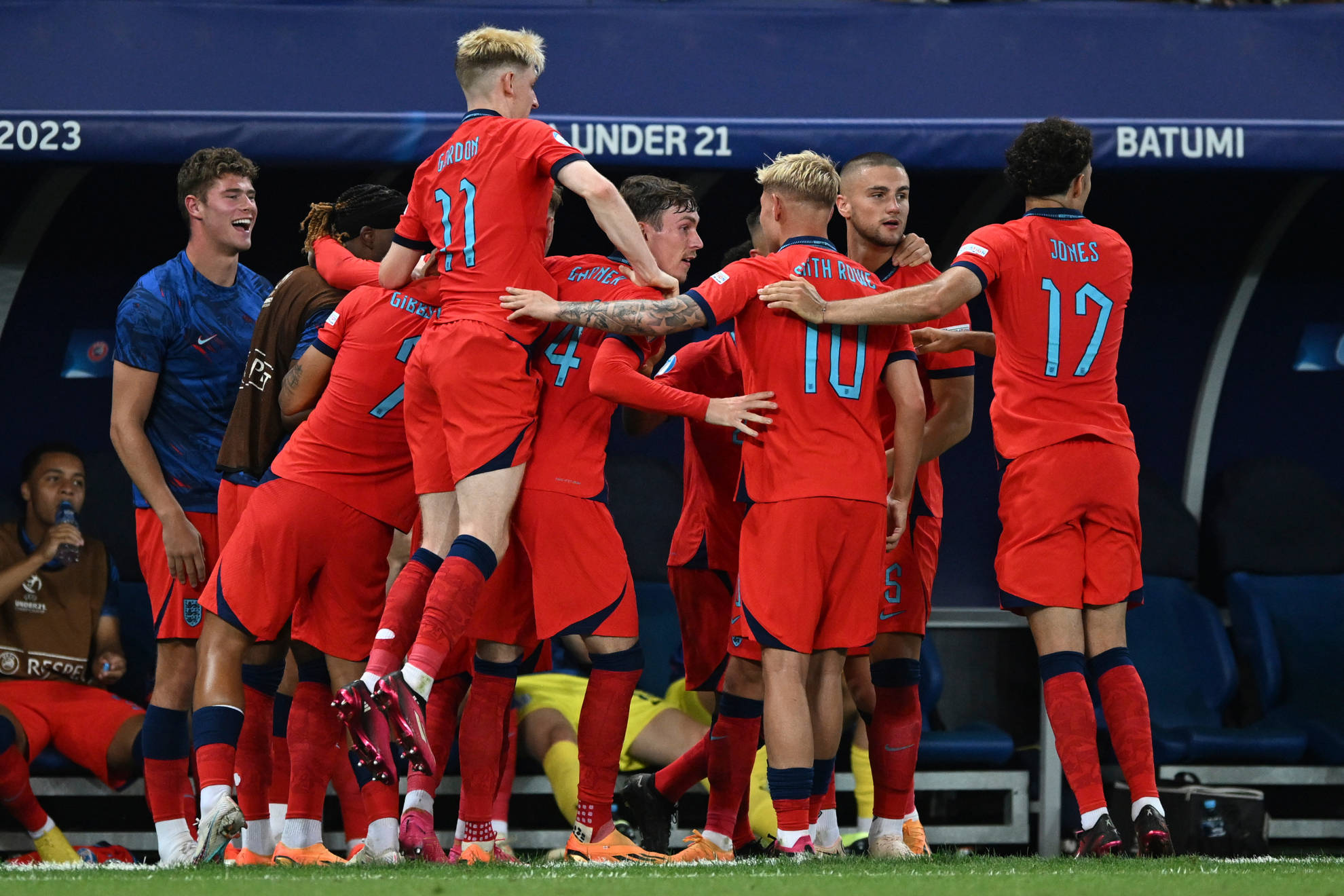 Inglaterra celebra un gol.