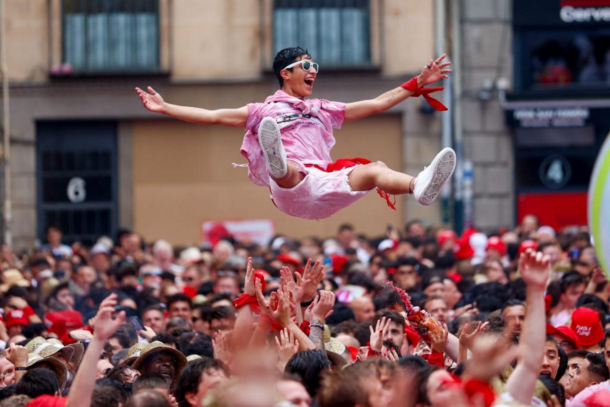 Personas de todas las edades disfrutan de la fiesta en Pamplona.