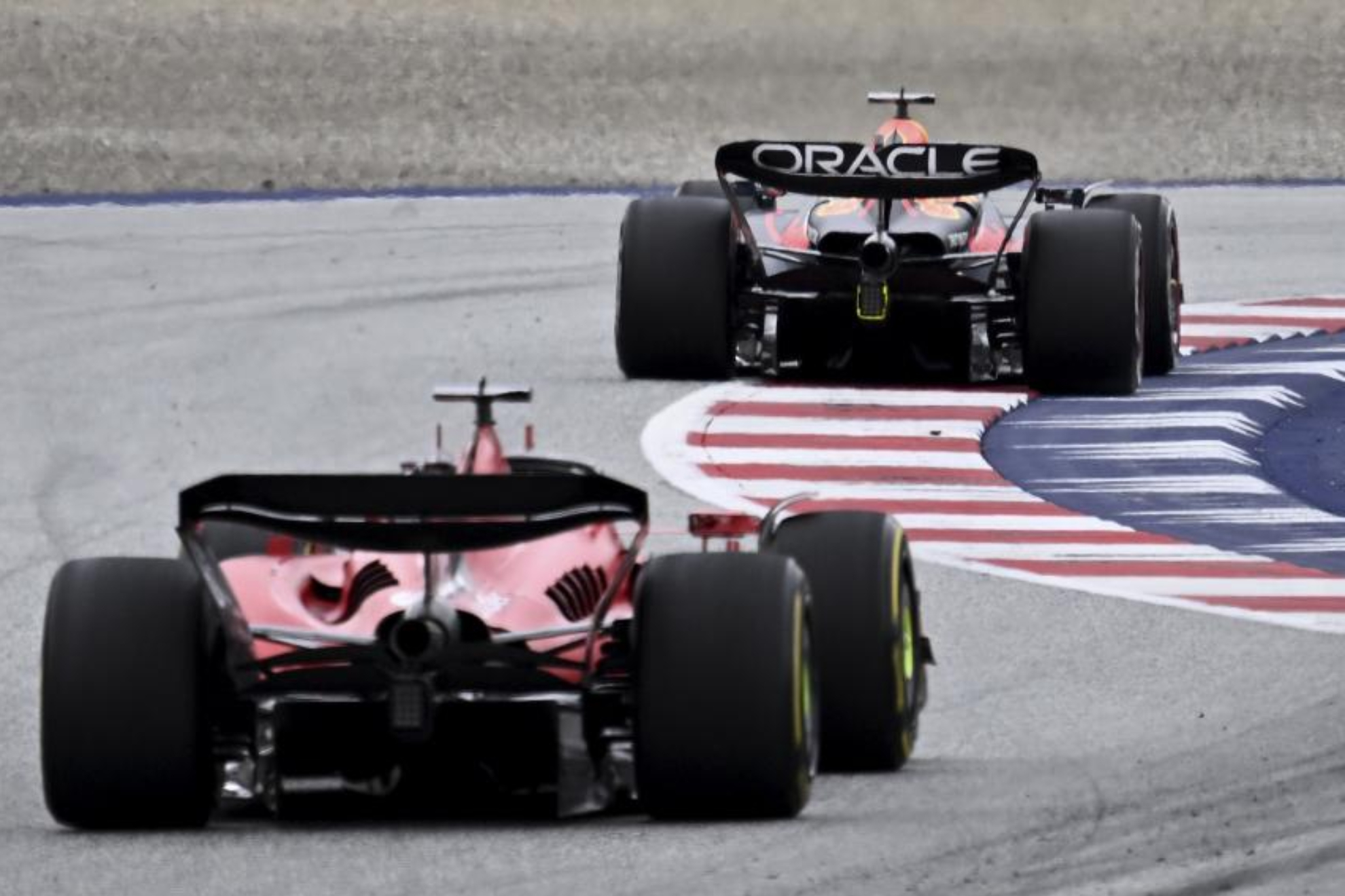 Ferrari busca alcanzar a Red Bull en curva.