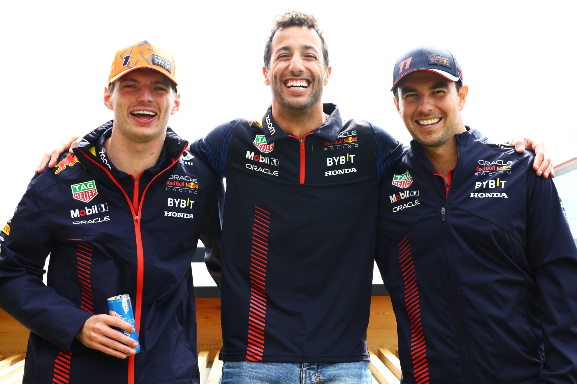 Verstappen posa junto a Ricciardo y Checo.