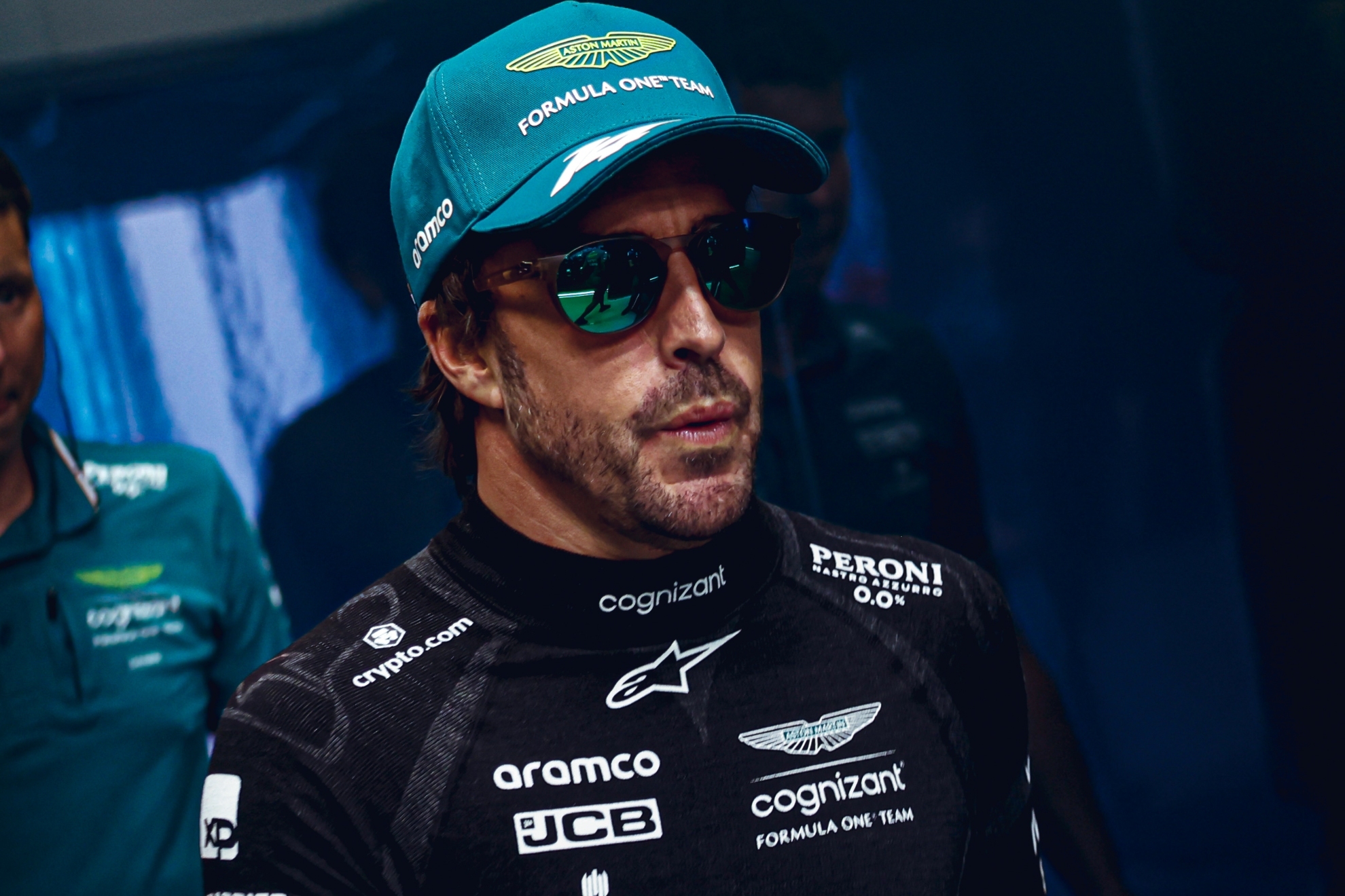 Alonso, con gafas de sol, pensativo.
