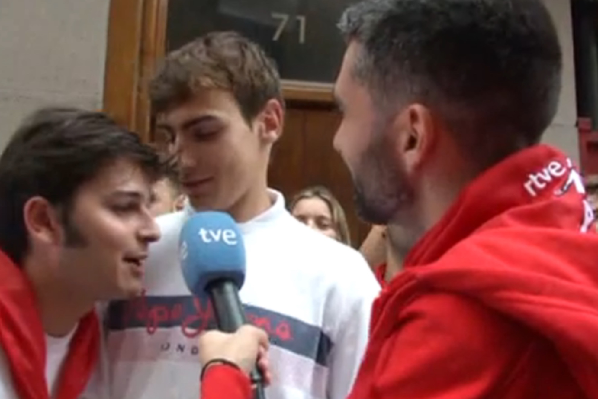 Un joven interrumpe un directo de La 1 durante los Sanfermines al grito de "Que te vote Txapote!"