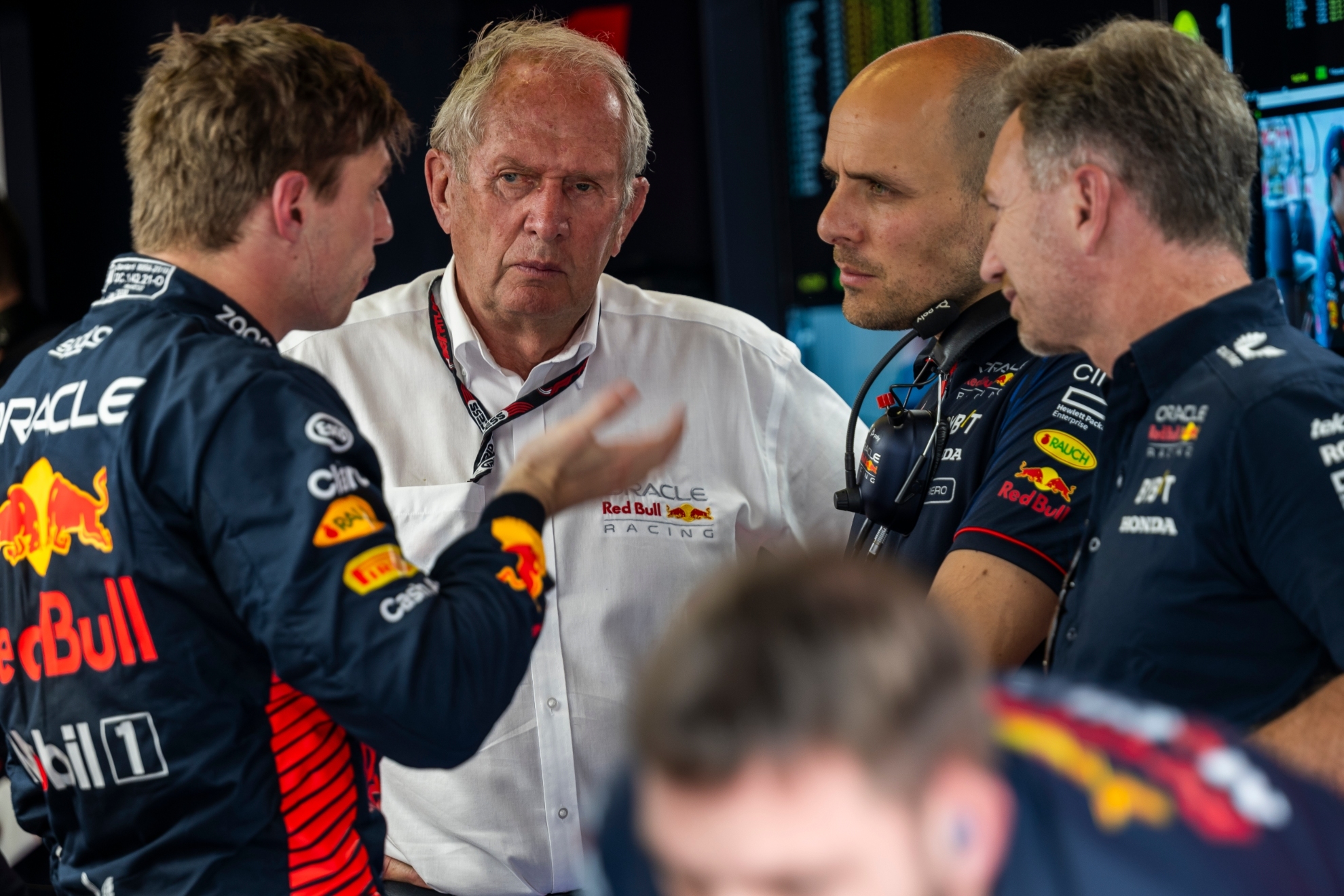 Verstappen habla con Marko y Horner.