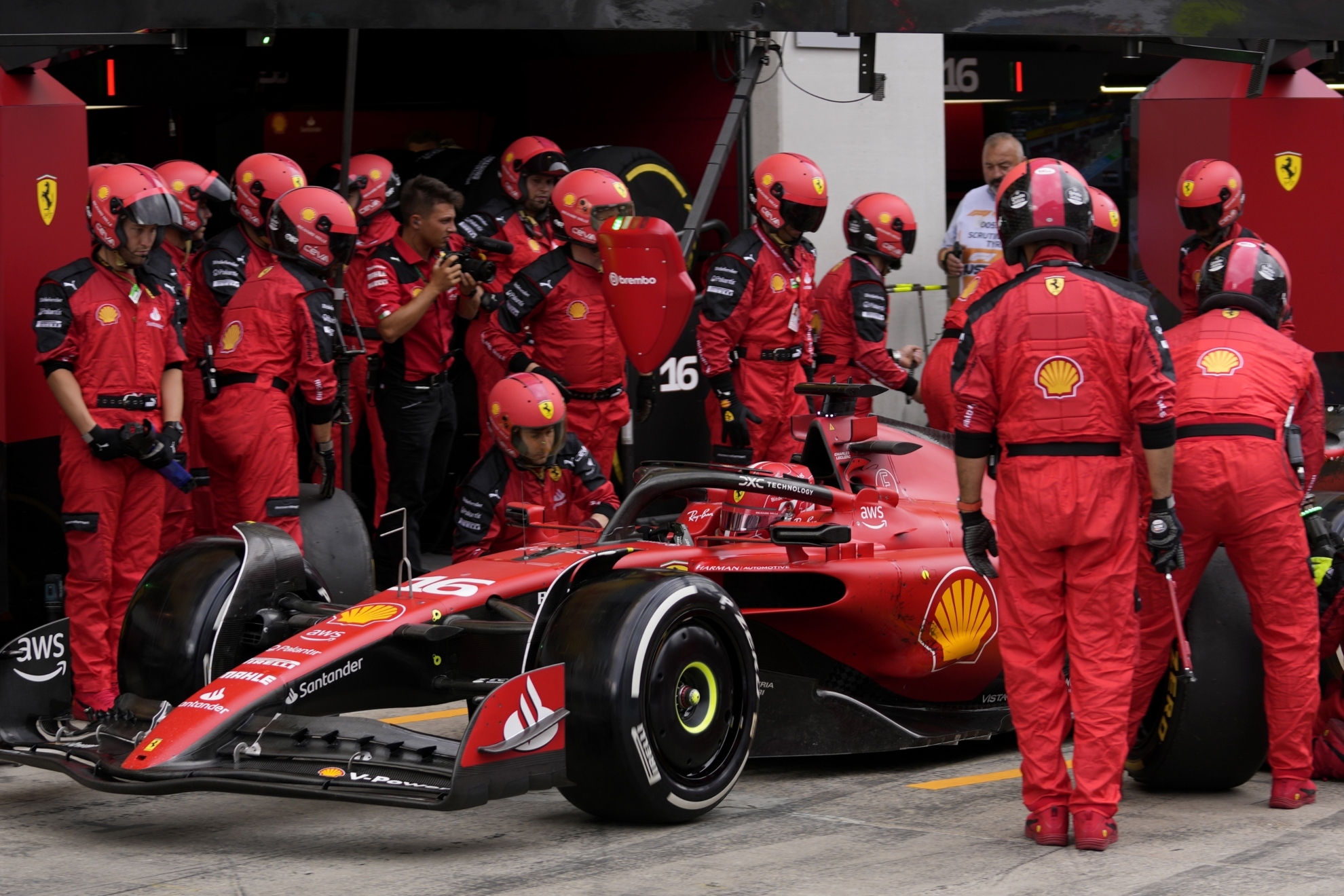Ferrari soluciona el problema de Leclerc, pero la lluvia afectará a su preparación para el domingo