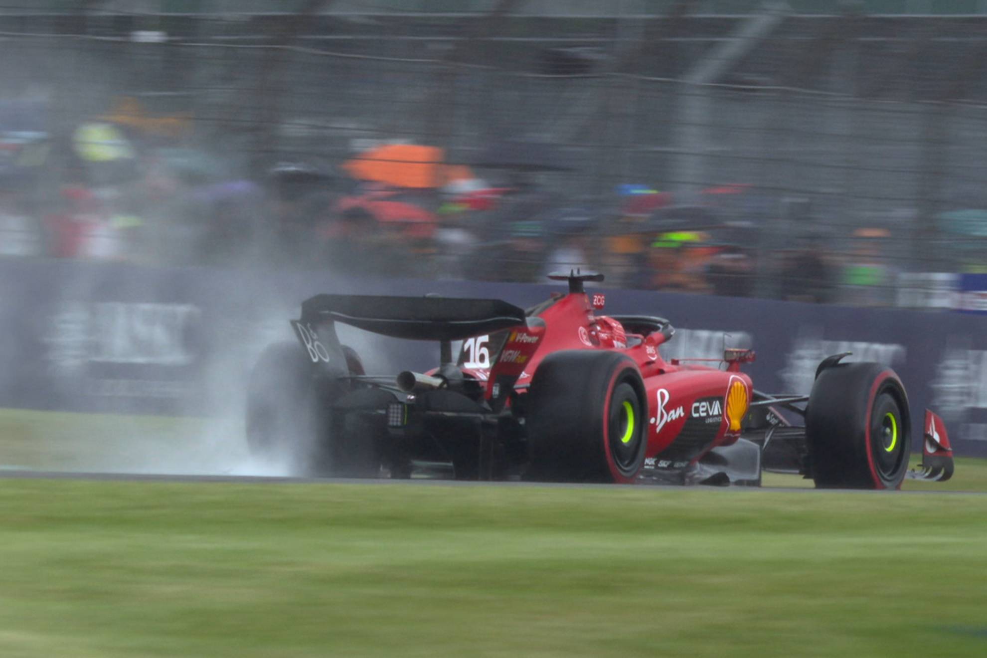 Leclerc, en pista, cuando ya llovía en los Libres 3 del GP de Gran Bretaña 2023.