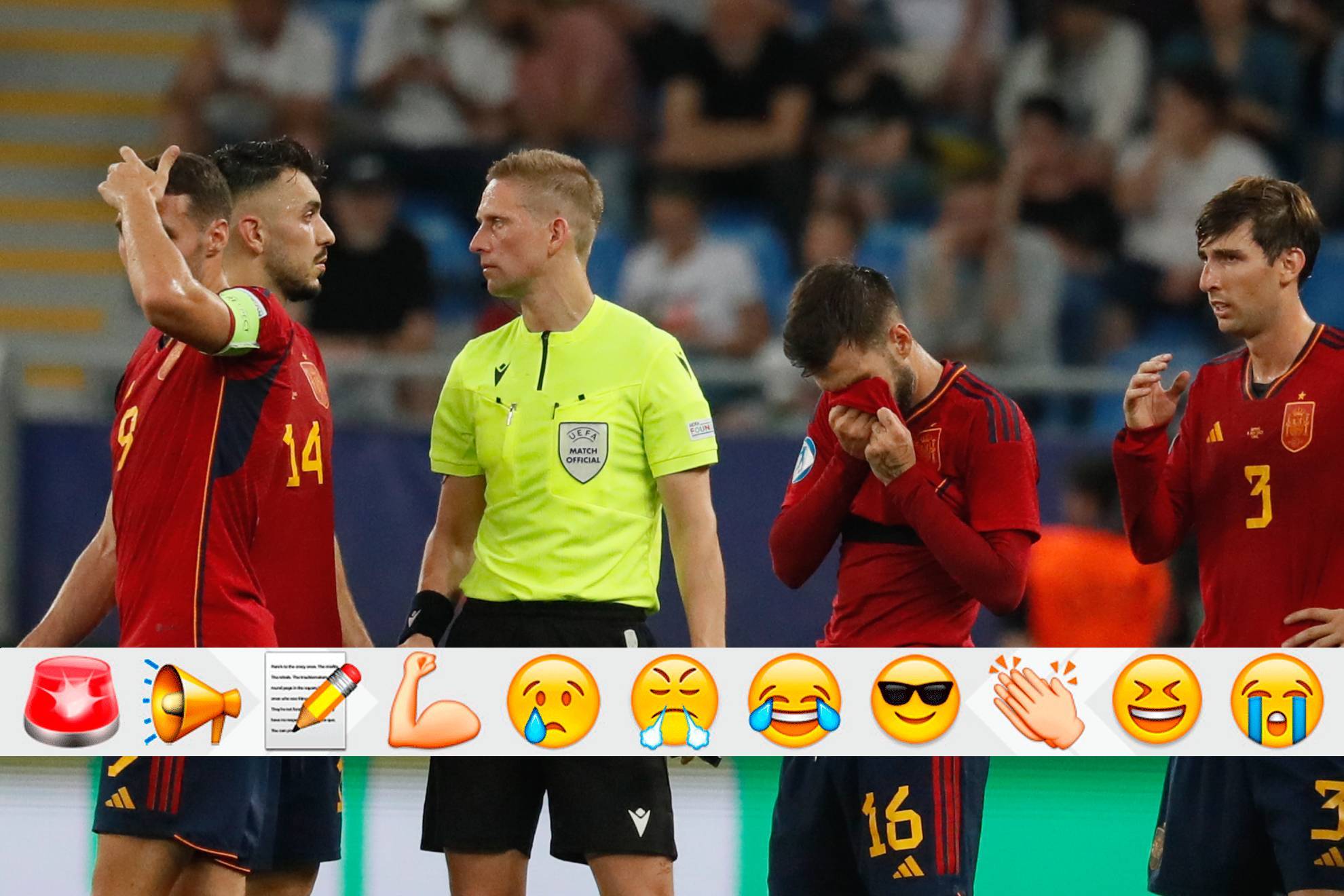 Los jugadores de España protestan al árbitro en la final.